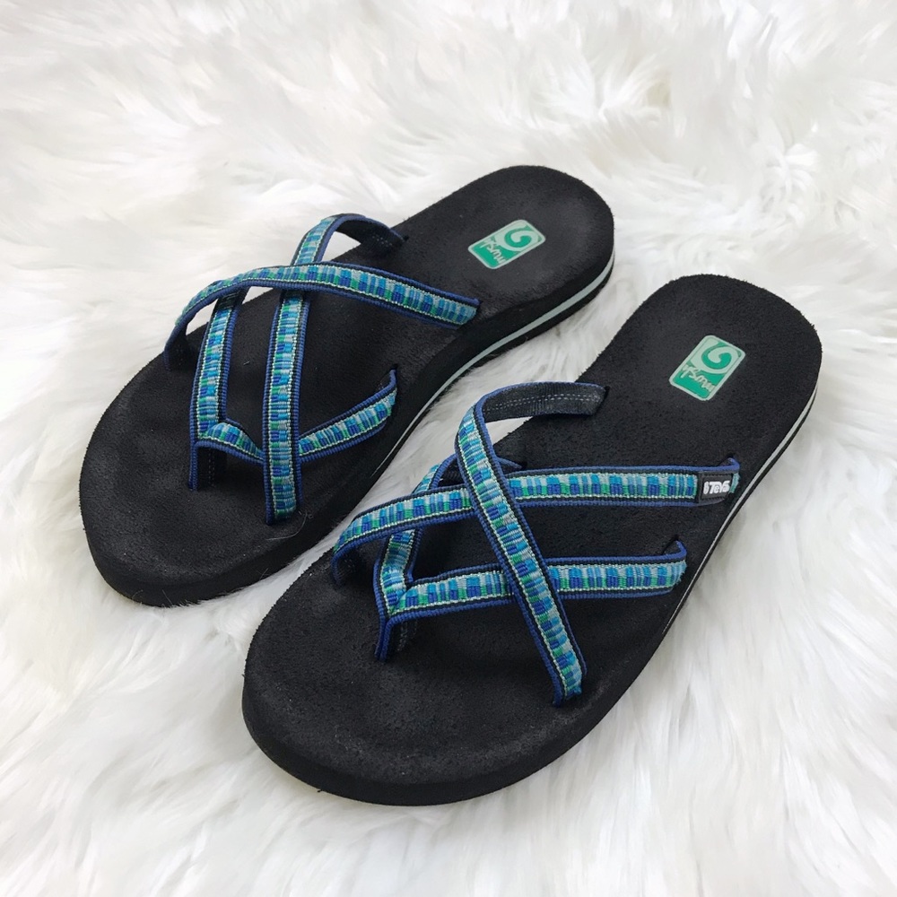 Tevas blue flip flop sandals